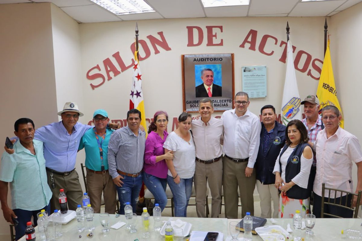 GoberManabi's tweet photo. El gobernador #RonaldMuñoz mantuvo reunión con los representantes de la Federación de Organizaciones del Seguro Social Campesino zona norte, con el fin de analizar peticiones del gremio, y llegar acuerdos  que ayuden a fortalecer su servicio de salud.

#ElNuevoEcuadorResuelve🇪🇨 https://t.co/YvXdRnJ4CE