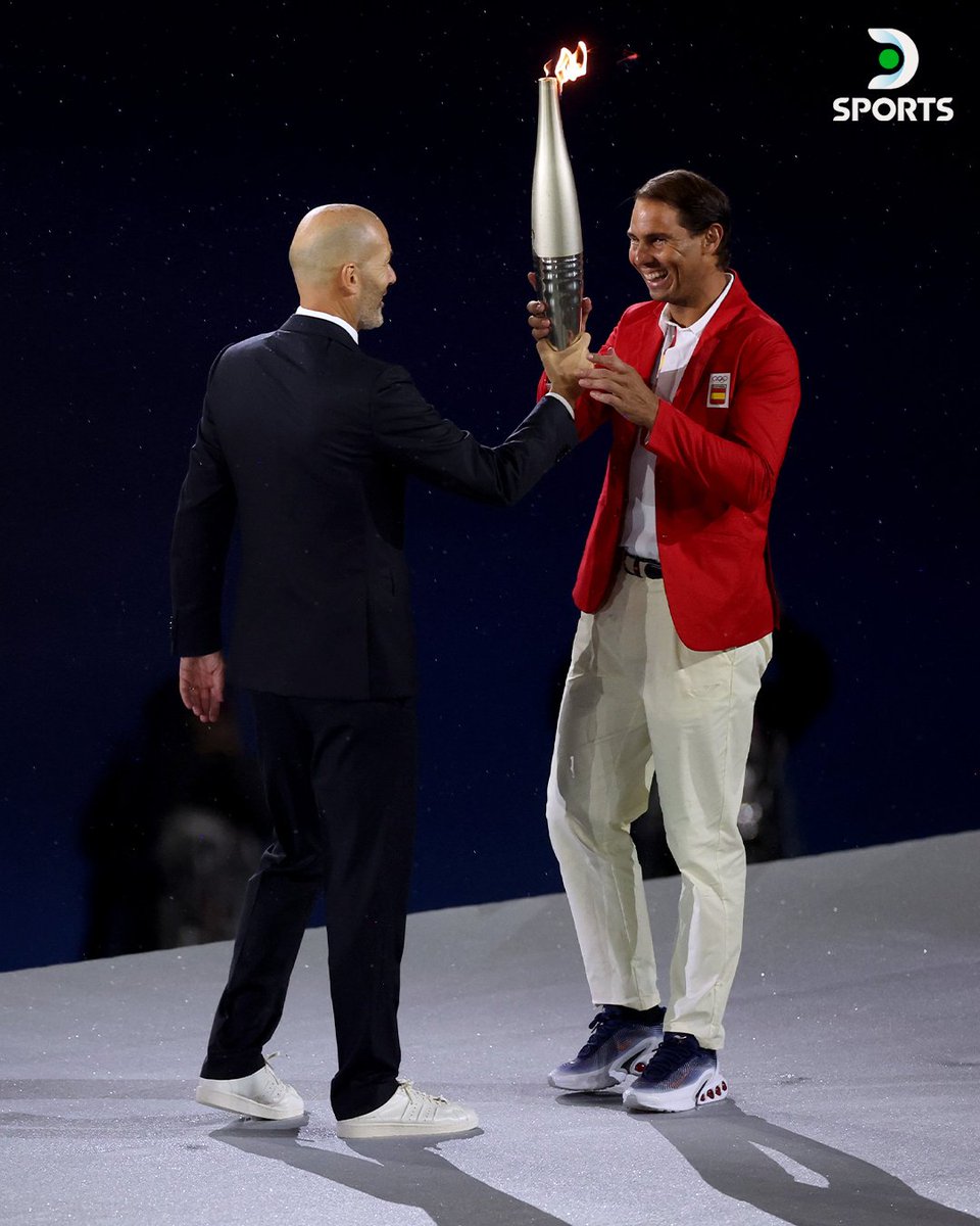 Zinedine Zidane y Rafa Nadal con la antorcha olímpica en #París2024, la foto con más calidad que vas a ver hoy 🇫🇷🇪🇸

¡Qué par de cracks, por favor! ⚽🎾

#JuegosOlímpicos