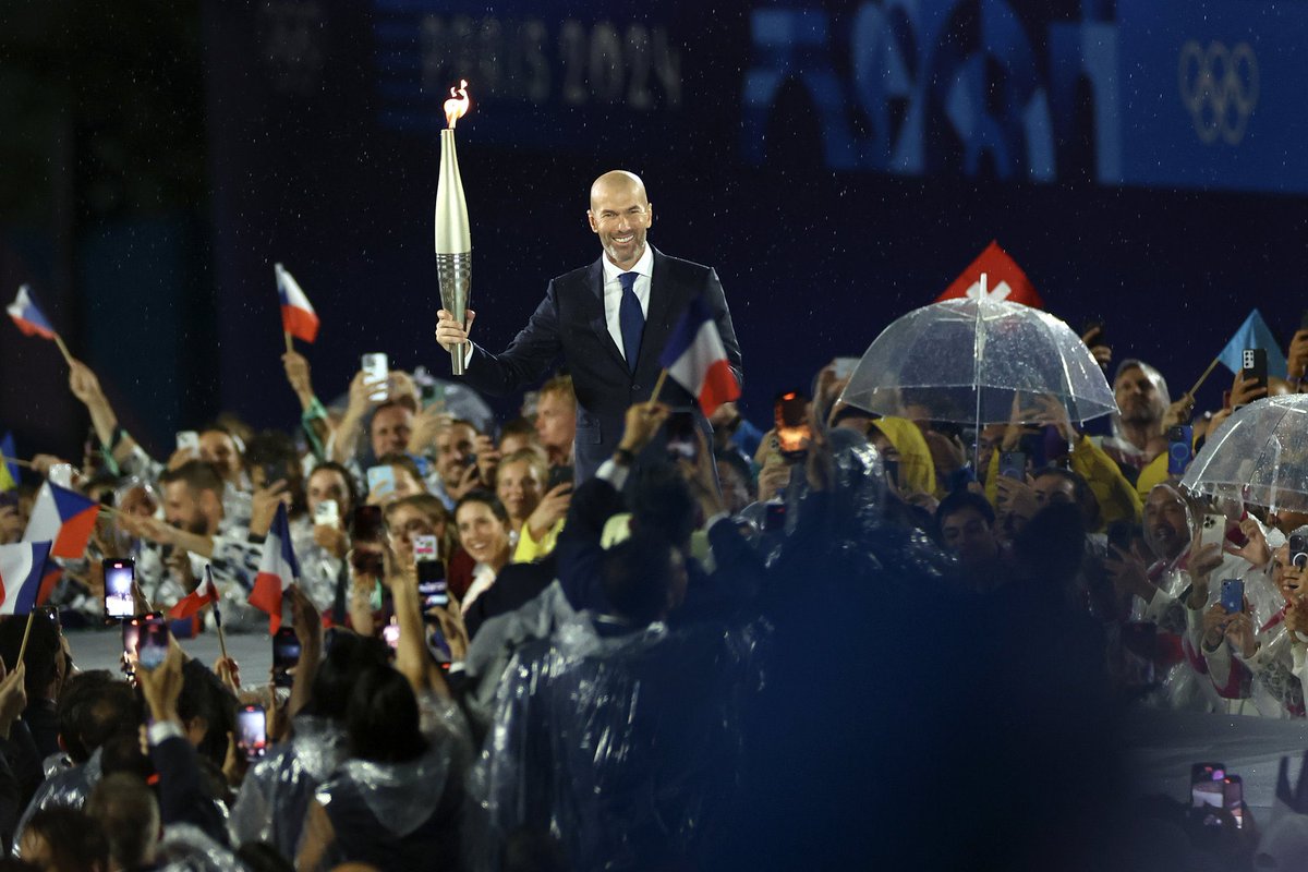 perisolmpic's tweet photo. Make it iconic!
https://t.co/U9CVXfGPwj💛🖤💚❤️

#Paris2024    #OpeningCeremony https://t.co/s5U5ttH2cD