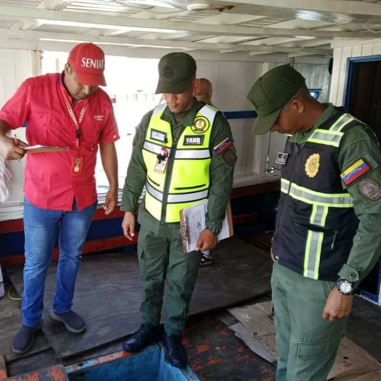 rregionfalcon_'s tweet photo. efectivos del #RNAT. Región Falcón en cumplimiento a sus funciones de Apoyo y Auxilio a la Fuerza Laboral de la Aduana Subalterna de Tucacas, en visita de Ley y Recepción a la Embarcación (L/M YEMAYÁ II), atracada en el Muelle, Santiago Felipe Estevez, procedente de Bonaire. https://t.co/svfphDFVaY
