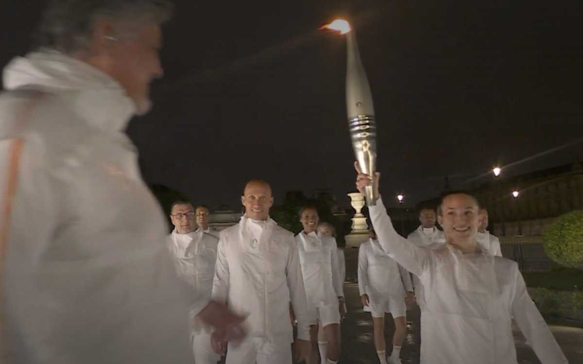 stickthatvault's tweet photo. Comme c’est beau !!! Émilie Le Pennec, championne olympique en 2004, porte la flamme olympique à Paris. 🥲🇫🇷 #Paris2024 https://t.co/x6ssInJHQs