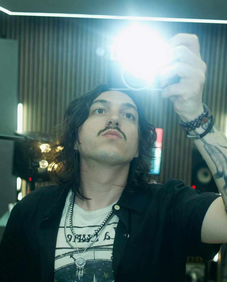 (dead) Daily Julian from Loveless (@dailycomeau) on Twitter photo 