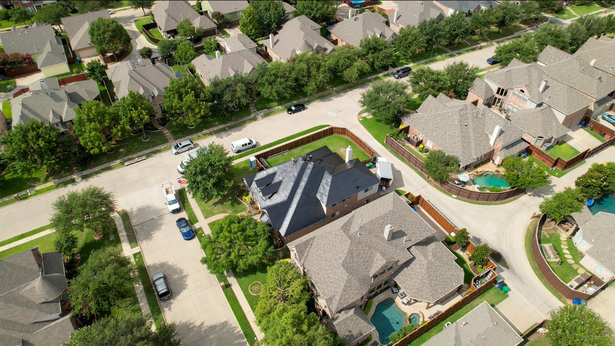 GoodFaithEnergy's tweet image. Check out our latest @teslaenergy solar roof installation in Carrollton, Texas! It’s coming together beautifully.

 #Tesla #SolarRoof #CarrolltonTX #RenewableEnergy #Solar #TeslaRoof