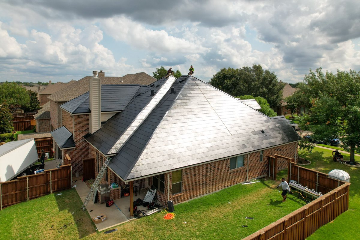 GoodFaithEnergy's tweet image. Check out our latest @teslaenergy solar roof installation in Carrollton, Texas! It’s coming together beautifully.

 #Tesla #SolarRoof #CarrolltonTX #RenewableEnergy #Solar #TeslaRoof