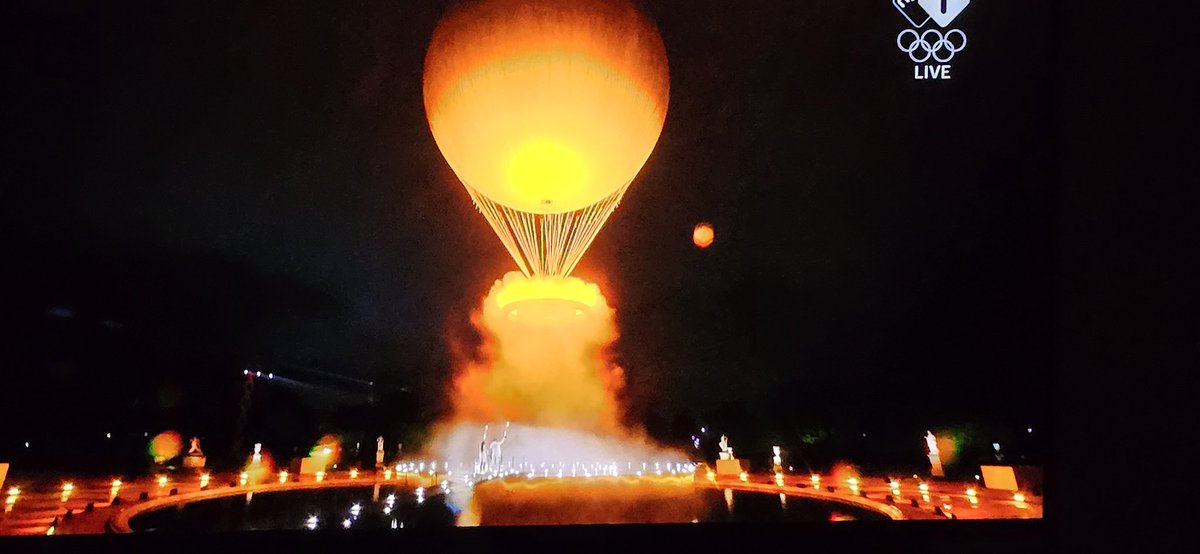 marcelbar8's tweet image. Het mooiste hebben ze voor het laatst bewaard....❤️

Schitterende beelden vanuit Parijs met Celine Dion zingend vanaf de #Eiffeltoren. Memorabel! 

#openingsceremonie #Paris2024 #CelineDion #Celine