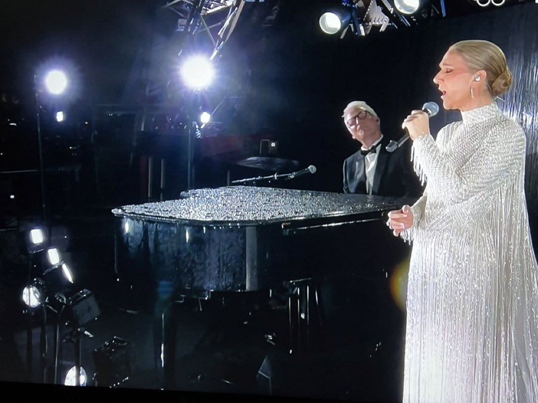 AidelZack's tweet photo. Le final avec Céline Dion sur la Tour Eiffel c’est juste magnifique 😍 bravo 👏🏼🇫🇷❤️ https://t.co/PR3iVqbuv0