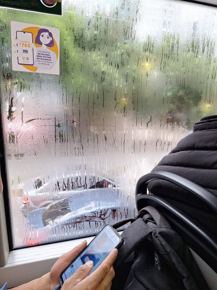 raya_sandra's tweet photo. @andreslajous  @RosarioCastroE   Viajando en el #metrobús  #linea7 y el conductor  no pone el aire acondicionado,no responde si está descompuesto o qué.  Pésimo servicio. https://t.co/76UBK4CBuI