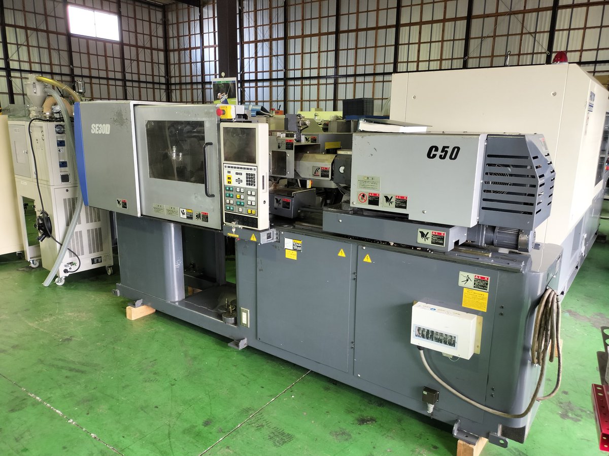 射出成形機

出荷前の点検と掃除です！

30t成形機は小さくて可愛いね