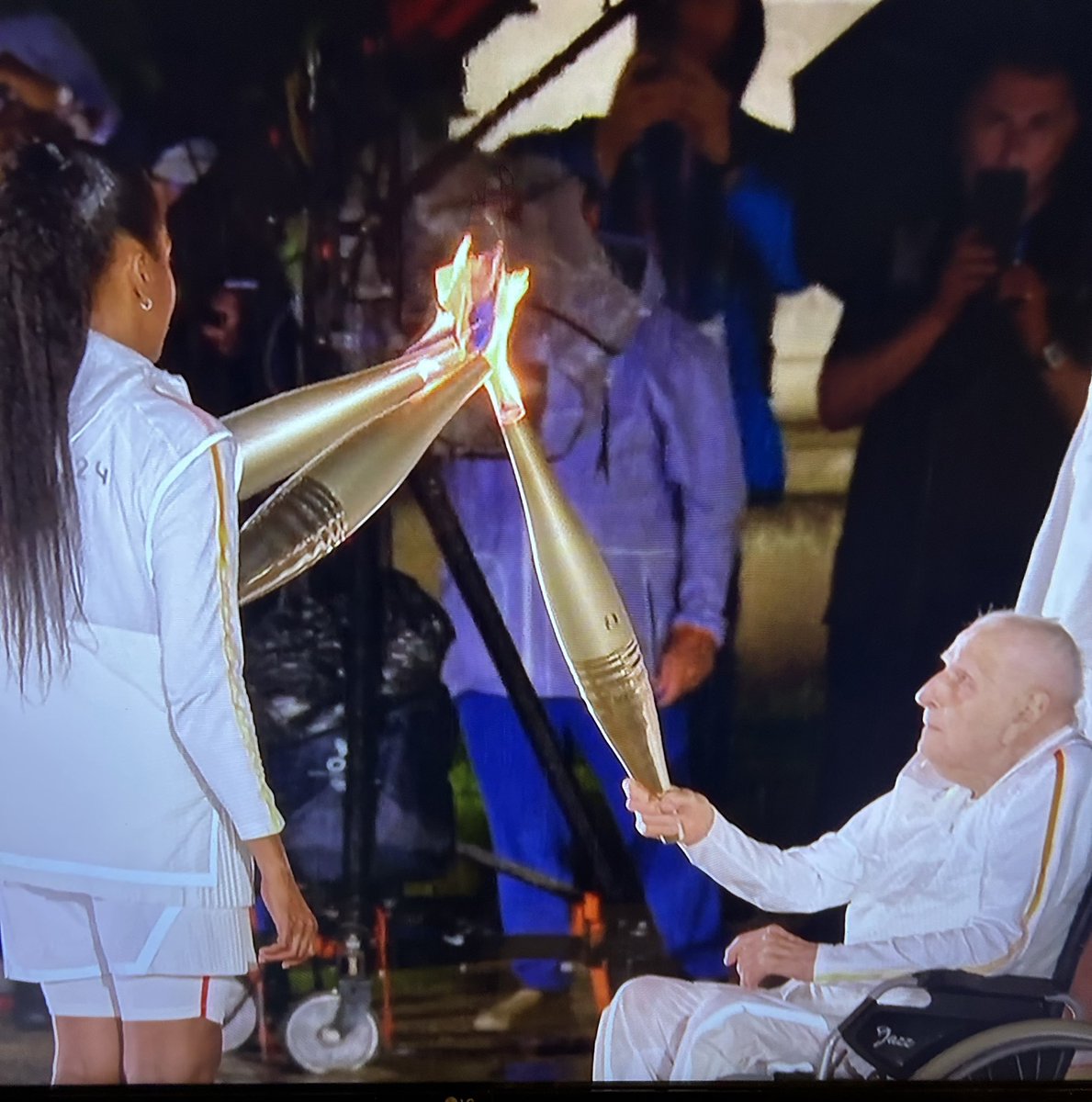 That old boy in the wheelchair was only 16 when this ceremony started 🙄
#Olympics #openingceremony 
#Paris2024