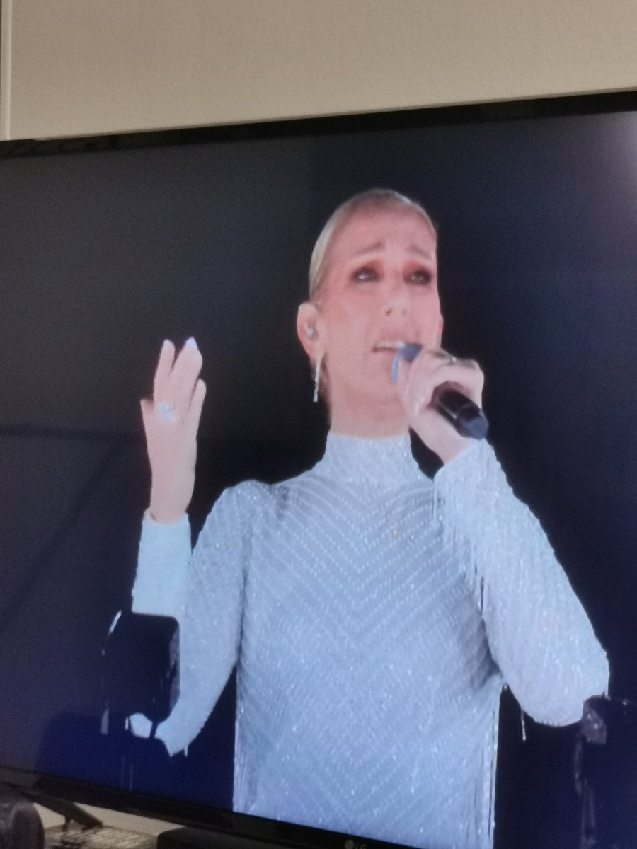 DarklingEdo's tweet photo. Upea Celine Dion!!! ✨👏#olympialaiset #olympiakisat #Paris2024 #Pariisi2024 #Olympic2024 #amaizing #legend #CelineDion #tvviisi #yleurheilu #yle https://t.co/TqfJL6WZUM