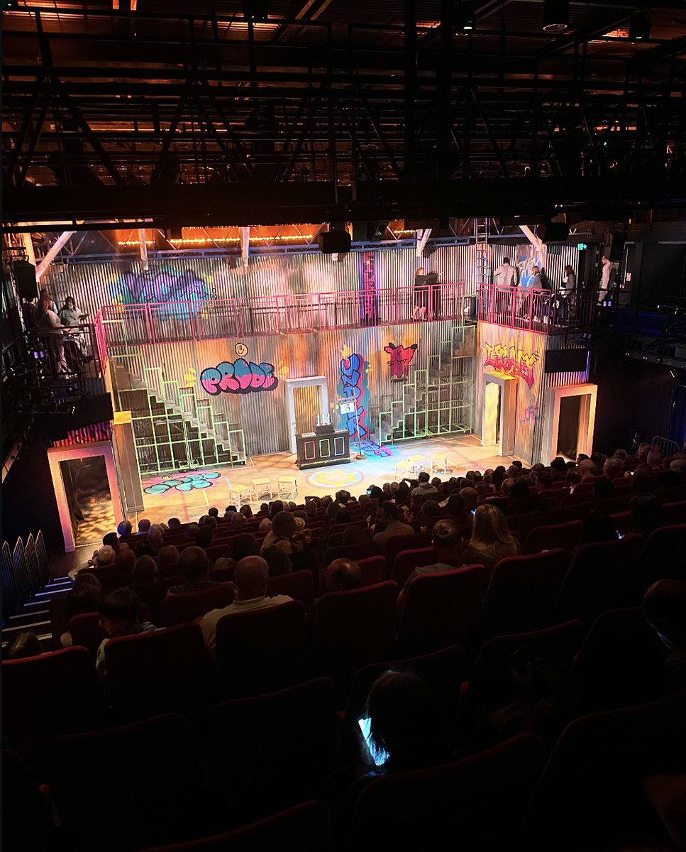 Fantastic first show of FANTASTIC FOXES <a href="/CurveLeicester/">Curve</a> #musicaldirector 🦊