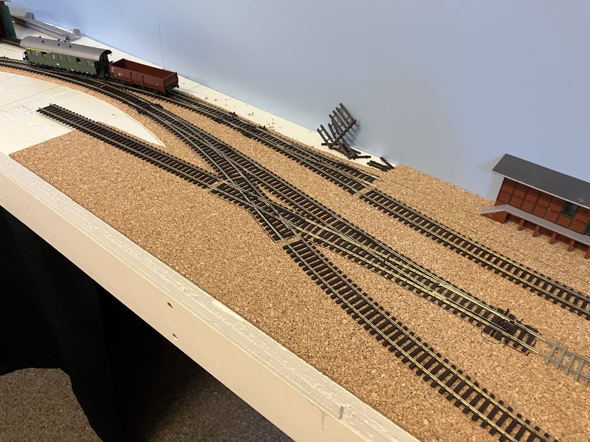 warmwalzwerk's tweet photo. Im Bereich des Bahnhofs wird der #Gleisbau etwas komplexer, macht mir aber auch Riesenspaß nach der Planung an der Verwirklichung zu arbeiten!
#modellbahn #modelrailroad #layingtrack #peco #streamline #code75 https://t.co/dmOavDiWoW