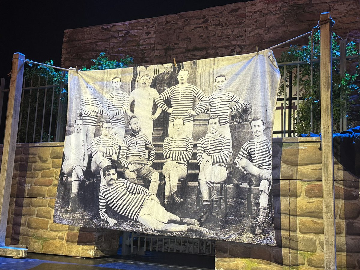 Loved Giant Killers play by <a href="/LongLaneTheatre/">The Long Lane Theatre Company</a> this evening <a href="/SkiptonTownHall/">Skipton Town Hall</a> 
Superbly crafted, stirring acting - emotional stuff for this Lancashire Lass
 ⚽️🌹
