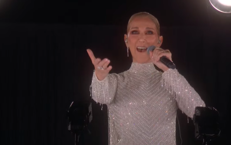 LifeandStyleMex's tweet photo. Después de años retirada de los espectáculos por temas médicos, la canadiense Céline Dion volvió a cantar en la Ceremonia de Inauguración de los #JuegosOlímpicos de París 2024. Su escenario fue nada más y nada menos que la Torre Eiffel. ✨

📸: Especial https://t.co/X9ofC0LEue