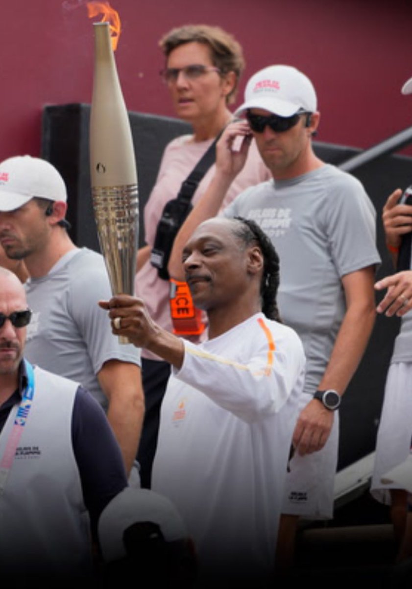 FenceMidia's tweet photo. ���️Snoop Dogg carregou nesta manhã de sexta-feira (26) a tocha olímpica pelas ruas de Saint-Denis, antes da cerimônia de abertura dos jogos olímpicos.🔥 https://t.co/bN3VnntdSI