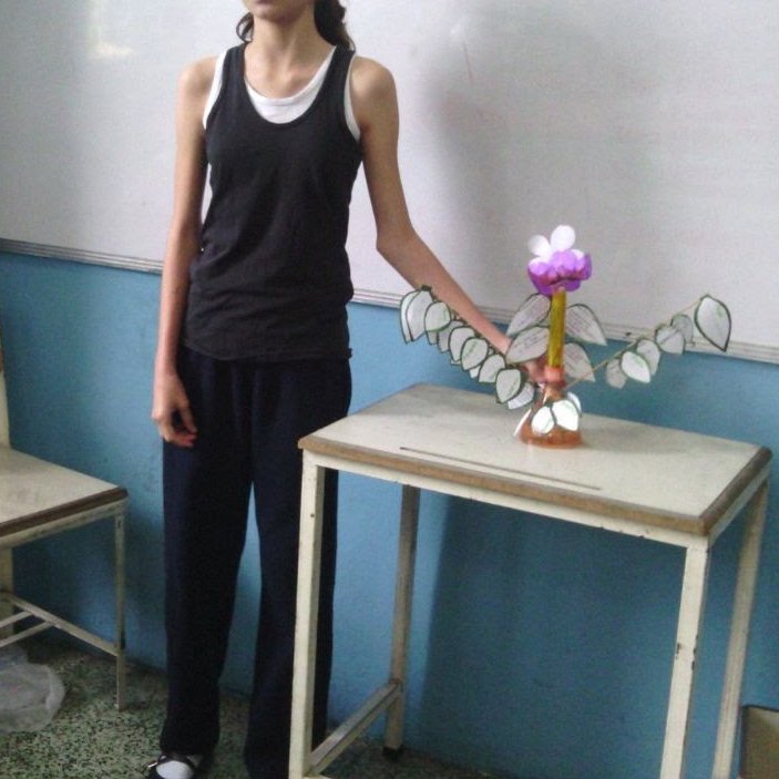 dominosita's tweet photo. Esta foto me la recordó John hoy, así estaba nuestra hija mayor en 2016. 

Iba con ropa mía porque no había ni siquiera un jabón las llaves para lavarle el uniforme, se iba a pie al colegio porque al menos allá podía almorzar y ella no se comía todo, porque se llevaba una taza https://t.co/oqfYvfugFm
