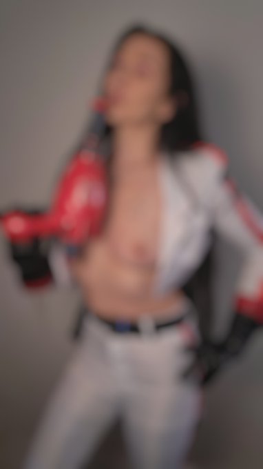 Doing a new cosplay.  Do you know who it is? 👀 https://t.co/JNPvzRczZ9