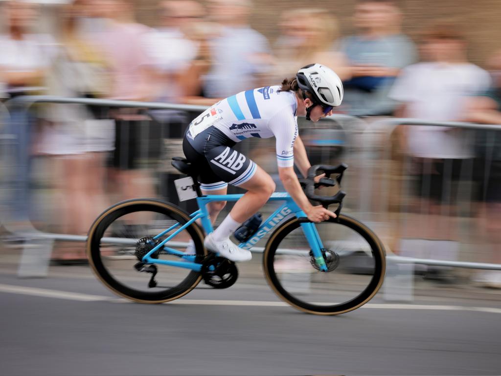 Congratulations Eilidh Shaw of <a href="/AlbaRoadTeam/">Alba Road Team</a>
Overall Winner of the National Circuit Race Series after a second place in tonight's final round at Beverley #NatRoadSeries
