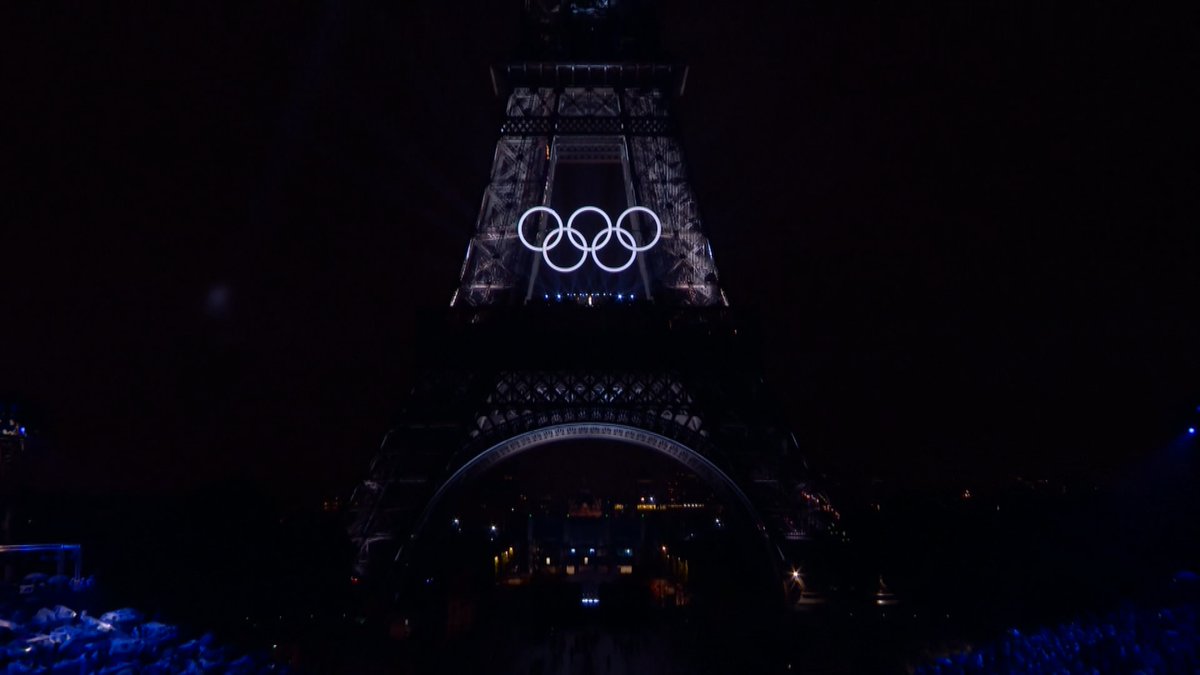 TyCSports's tweet photo. 🔥¡PEBETERO ENCENDIDO, SOBREVOLANDO PARÍS, Y JUEGOS OLÍMPICOS OFICIALMENTE EN MARCHA!🔜

La llama olímpica quedó suspendida con un globo aerostático y de esta forma se cerró la ceremonia de apertura en la capital francesa. https://t.co/4Xs9wspucw