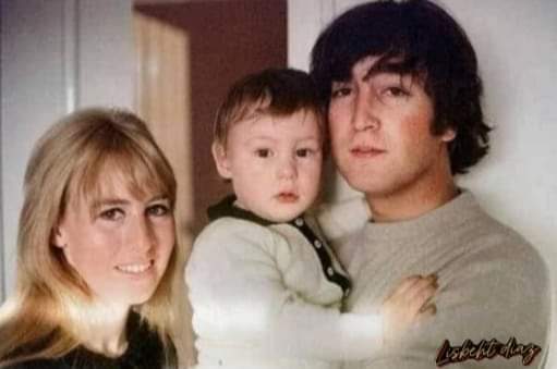 pablocasx1's tweet image. Cuando John Lennon conoció a Yoko Ono en 1966, se enamoró perdidamente de ella, acto seguido, dejó a su entonces esposa Cynthia, tuvo una aventura y, posteriormente, se casó con Yoko a principios de 1969.

John le dio a su ex mujer, Cynthia, sólo un estipendio como acuerdo de…