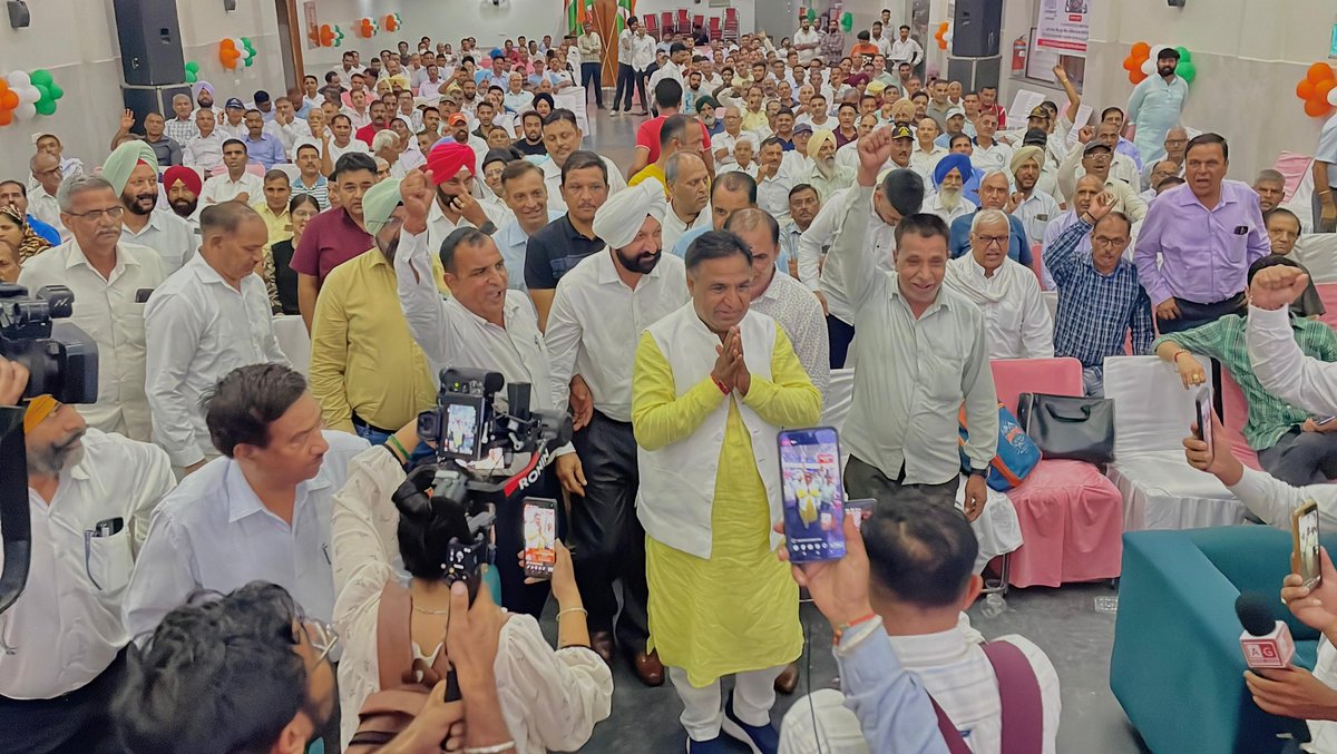 DDSharmaKKR's tweet photo. भारतीय फौज के रिटायर्ड फ़ौजी भाइयो के सम्मान में समर्पित थानेसर की ये शाम कार्यक्रम की भव्यता को बताने के लिए काफी है।
फौजी भाइयों को अदम्य साहस एवं वीरता के लिए सम्मानित कर कारगिल के वीर शहीदों को नमन किया।
जय हिंद। https://t.co/cQyhqpNzkr