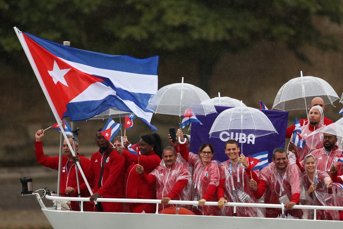 #Cuba que linda es #Cuba. Nuestra Bandera nacional, en manos de nuestros atletas olímpicos, se desplaza por el río Sena con el honor de la Patria y con la dignidad de nuestro aguerrido pueblo. <a href="/radio_cubana/">Radio Cubana</a> <a href="/YuzaimaCardona/">Yuzaima Cardona</a> <a href="/manolitoweb/">Manuel Alfredo Martínez Pérez</a> <a href="/Deguantanamo/">Mabel Guantánamo</a> <a href="/MinutosdeCuba/">Aydenis Ortega Che</a> <a href="/RadioRelojCuba/">Radio Reloj, Cuba</a>