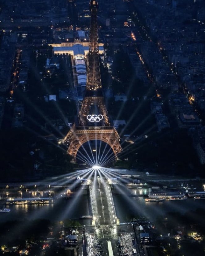 Incroyable et spectaculaire cérémonie 👏👏bravo <a href="/Thomajolly/">Thomas JOlly</a> . Et nos deux Étoiles @GermainLouvet et <a href="/GuillaumeDiop/">Diop Guillaume</a> absolument magnifiques 🤩