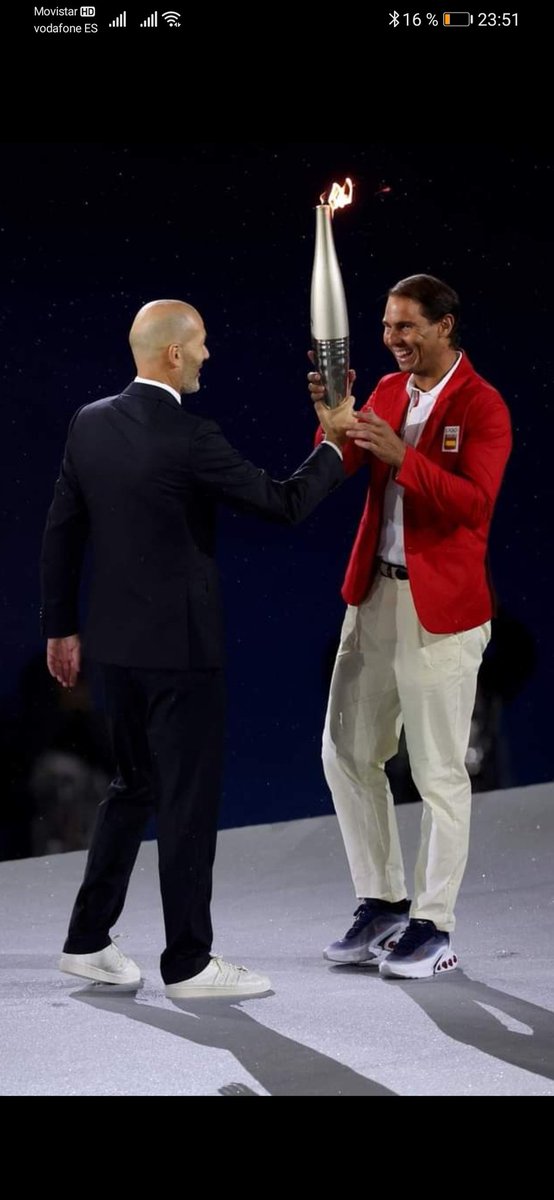 Viva el deporte y lo que transmite, dos autenticas leyendas, detallazo de la organización, que emocionante. 👏👏👏