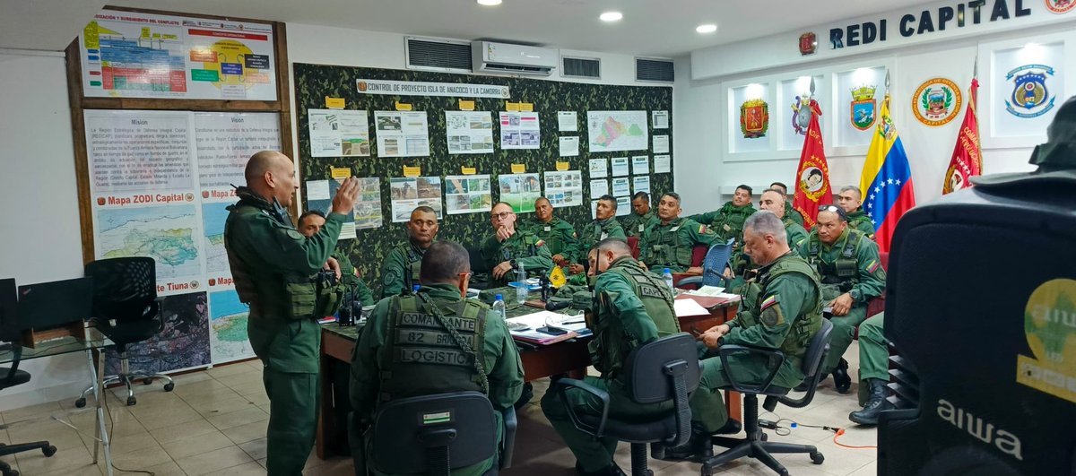 hljohan's tweet photo. Mientras nuestra FANB se prepara para que el pueblo de Venezuela haga uso de sus derechos constitucionales a través del apoyo del Plan República; somos atacados por los "Sembradores de ceniza”.

Así los llama Mijares; esto es, cultores de la esterilidad, de lo que no puede dar vida ni reproducirse. Son los que creen que mientras peor se expresen de sus compatriotas mejor; lucen sus propias virtudes. Son quienes se empeñan en deprimir a los otros, colocándoles remoquetes como sombras y obligándoles a luchar contra fantasmas e imágenes que no le pertenecen.