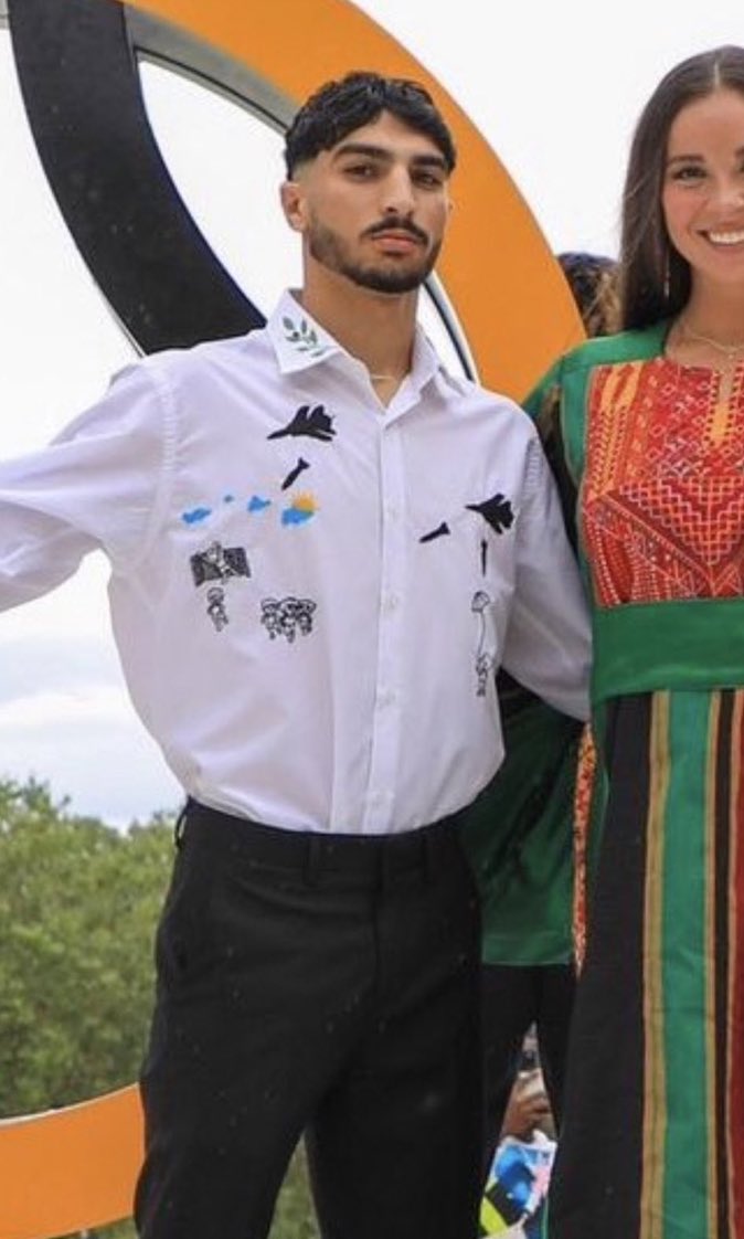 La délégation palestinienne invente la chemise qui en dit plus long que tous les mots.
#ceremoniedouverture