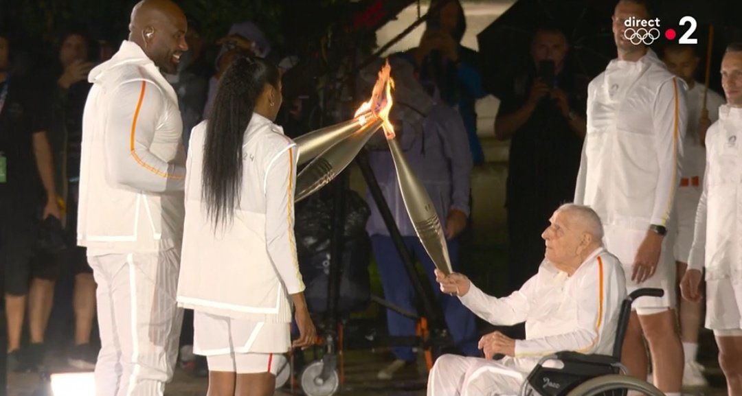 💛 Charles Coste, né il y a cent ans, champion olympique de poursuite par équipe en 1948, doyen des champions olympiques français, deux participations au Tour de France, en 1952 et 1957.

#OpeningCeremony  #ceremoniedouverture