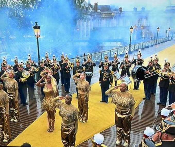 Époustouflantes images &amp; symboles forts!
🙏pour ce moment!
Bravo a toutes les conceptrices &amp; concepteurs, organisatrices &amp; organisateurs, a toutes les "petites mains invisibles" sans qui cette soirée n'aurait pu être possible.
💪aux athlètes!
#Paris2024📷 | #CeremoniedOuverture📷