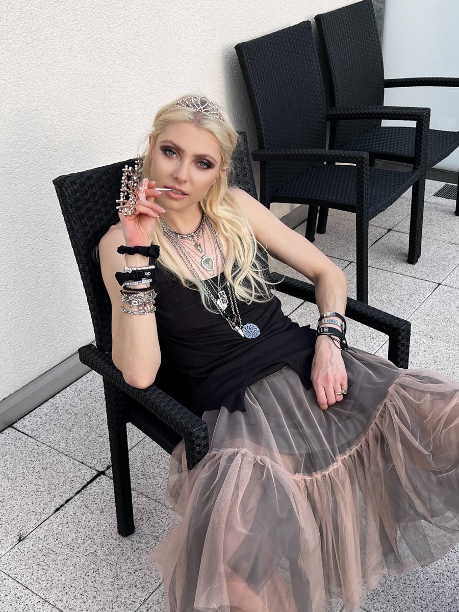 taylormomsen's tweet image. Thank for all the lovely birthday wishes!!!
❤️❤️❤️🙏🙏🙏⚡️⚡️⚡️🦇🦇🦇 now back to playing NUREMBERG with AC/DC that’s what I call a birthday wish come true!