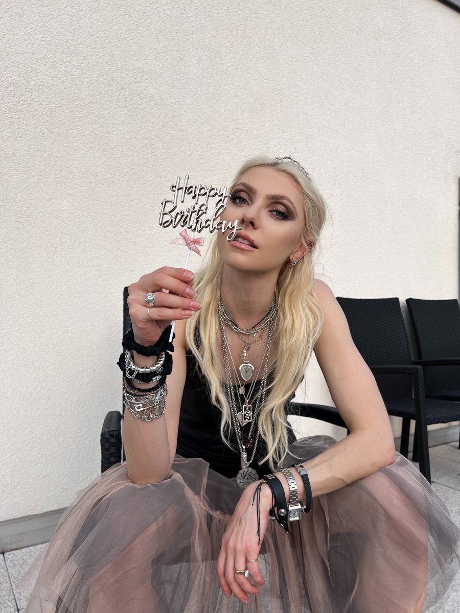 taylormomsen's tweet image. Thank for all the lovely birthday wishes!!!
❤️❤️❤️🙏🙏🙏⚡️⚡️⚡️🦇🦇🦇 now back to playing NUREMBERG with AC/DC that’s what I call a birthday wish come true!
