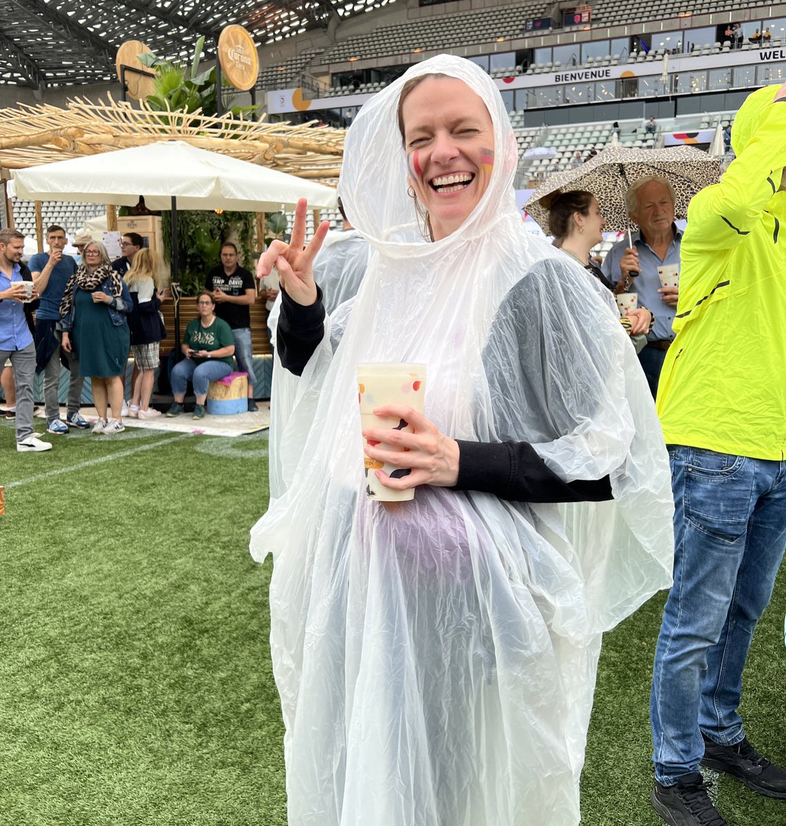 Ich erkläre die Olympischen Spiele 2024 für eröffnet! #Paris2024 (gesendet aus der deutschen Fanzone in Paris, nass bis auf die Knochen)