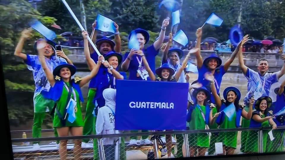 ElGraficoGT's tweet photo. DESTACAMOS:
La Delegación de Guatemala hizo su aparición en la ceremonia de los Juegos Olímpicos de París 2024. 🇬🇹🥳
#JuegosOlimpicosParis2024 #JuegosOlimpicos #Guatemala #comiteolimpicoguatemalteco #DesdeGuatemala #atletasgt #Paris2024 #desdeguatemala #ElGráficoGT https://t.co/PqGykcNOQR