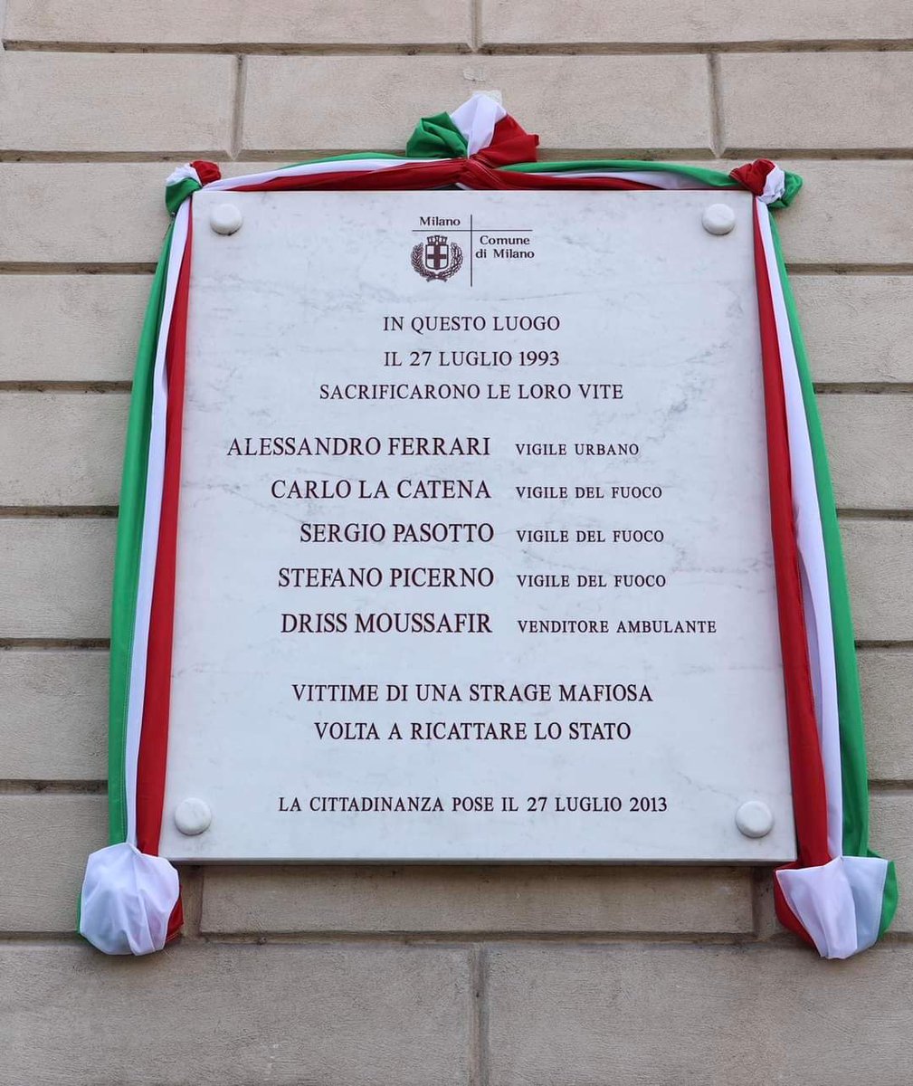 Virus1979C's tweet photo. L'esplosione di una autobomba, politico-mafiosa, in #viaPalestro, il 27 luglio 1993, provocò l'uccisione di cinque persone: i vigili del fuoco La Catena, Pasotto e Picerno, l'agente di polizia municipale Ferrari e Moussafir Driss, immigrato marocchino che dormiva su una panchina. https://t.co/uO1m4iQKri