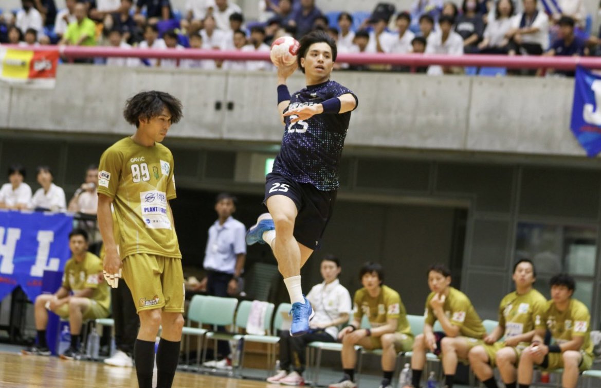 bluefalcon_PR's tweet photo. 【引退選手のお知らせ】
2023-24シーズンを持ちまして、中尾 俊介選手が引退することとなりました。
 
　中尾選手は身体能力が高く、スピードとジャンプ力を活かした速攻、サイドシュートを得意とし、
　常にトレーニングに取り組む前向きな姿勢と、苦しい場面で周りを鼓舞する姿がチームを勇気づけてきました。
 
<中尾選手コメント>
私は11歳からハンドボールを始めて、17年間ハンドボール競技に打ち込んできました。 豊田合成では、念願の日本一を経験させていただくことが出来ました。 度重なる怪我にも悩まされ、辛く苦しい事の方が多かったですが、熱い声援をくださったファンの皆様をはじめ、気持ちよく送り出してくださった職場の皆様、尊敬するスタッフ、日本一のチームメイト、自分を育て、そしてそばで支えてくれた家族のおかげで、大好きなハンドボールに全力で取り組むことが出来ました。 今後は、自分の経験を若い世代に伝えていく指導者になりたいと考えています。 そして、ハンドボールを通じて出会えた全ての皆様に感謝しています。 今後もブルーファルコンを、そしてハンドボールの応援をどうぞよろしくお願いします。

#中尾俊介 #豊田合成ブルーファルコン #豊田合成 #toyodagosei #toyodagoseibluefalcon #ハンドボール #handball #balonmano
#手球 #jhl