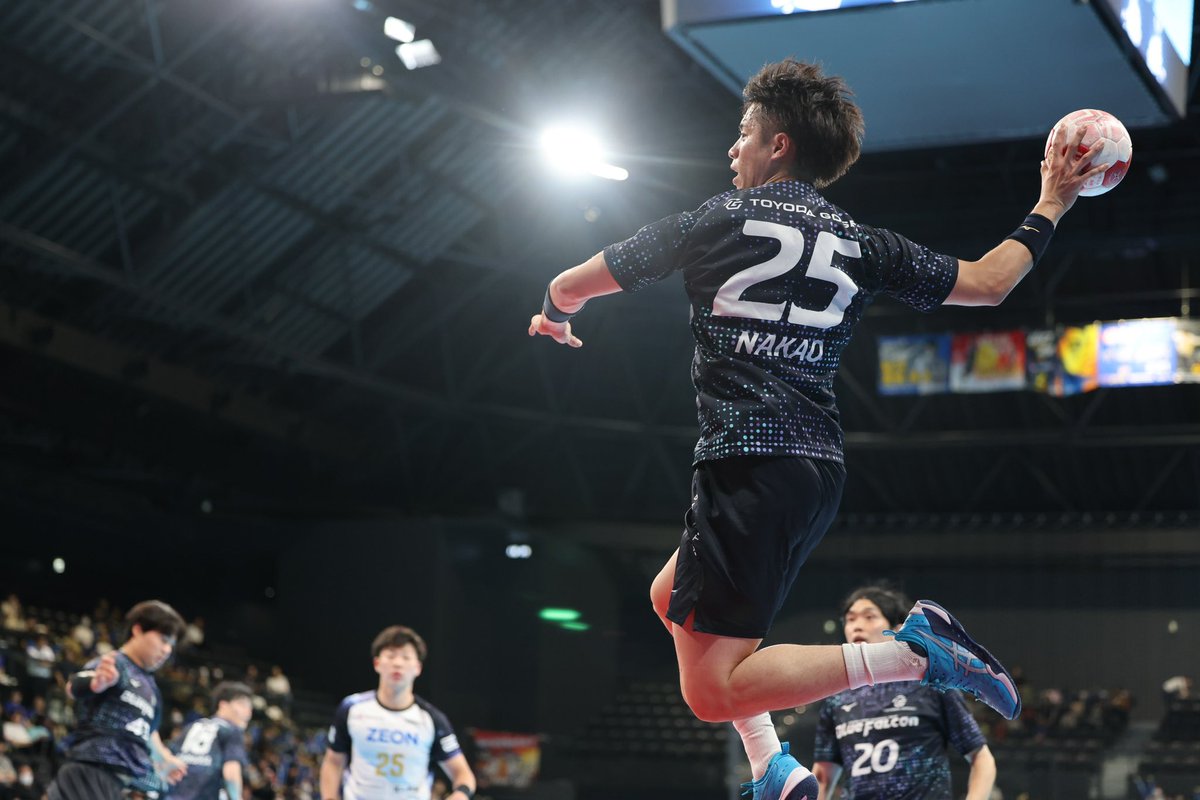 bluefalcon_PR's tweet photo. 【引退選手のお知らせ】
2023-24シーズンを持ちまして、中尾 俊介選手が引退することとなりました。
 
　中尾選手は身体能力が高く、スピードとジャンプ力を活かした速攻、サイドシュートを得意とし、
　常にトレーニングに取り組む前向きな姿勢と、苦しい場面で周りを鼓舞する姿がチームを勇気づけてきました。
 
<中尾選手コメント>
私は11歳からハンドボールを始めて、17年間ハンドボール競技に打ち込んできました。 豊田合成では、念願の日本一を経験させていただくことが出来ました。 度重なる怪我にも悩まされ、辛く苦しい事の方が多かったですが、熱い声援をくださったファンの皆様をはじめ、気持ちよく送り出してくださった職場の皆様、尊敬するスタッフ、日本一のチームメイト、自分を育て、そしてそばで支えてくれた家族のおかげで、大好きなハンドボールに全力で取り組むことが出来ました。 今後は、自分の経験を若い世代に伝えていく指導者になりたいと考えています。 そして、ハンドボールを通じて出会えた全ての皆様に感謝しています。 今後もブルーファルコンを、そしてハンドボールの応援をどうぞよろしくお願いします。

#中尾俊介 #豊田合成ブルーファルコン #豊田合成 #toyodagosei #toyodagoseibluefalcon #ハンドボール #handball #balonmano
#手球 #jhl