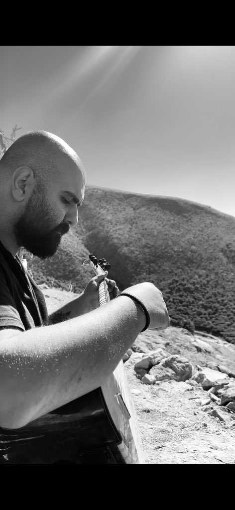 Yoldaşı olmalı her insanın
Sana ne ihaneti ne de yalanı olur
Sen onu dinlersin oda seni 
Tek bir bedende bütünleşirsiniz 
Duygular dile gelir  
Kimse durduramaz sizi 
Sen onu ağlatırsın oda seni 
#sazım