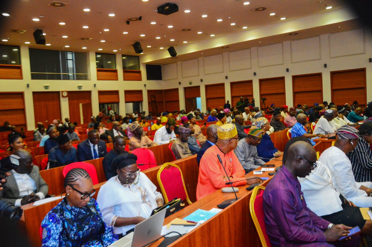 ositaizunasoofr's tweet image. Exciting new chapter! Joining forces with Senator Mukhail Adetokunbo Abiru, Chairman, Senate Committee on Banking, Insurance &amp;amp; Financial Institutions. As Chairman, Senate Committee on Capital Market, I'm driving financial stability, inclusion &amp;amp; growth. #FinancialSectorReforms