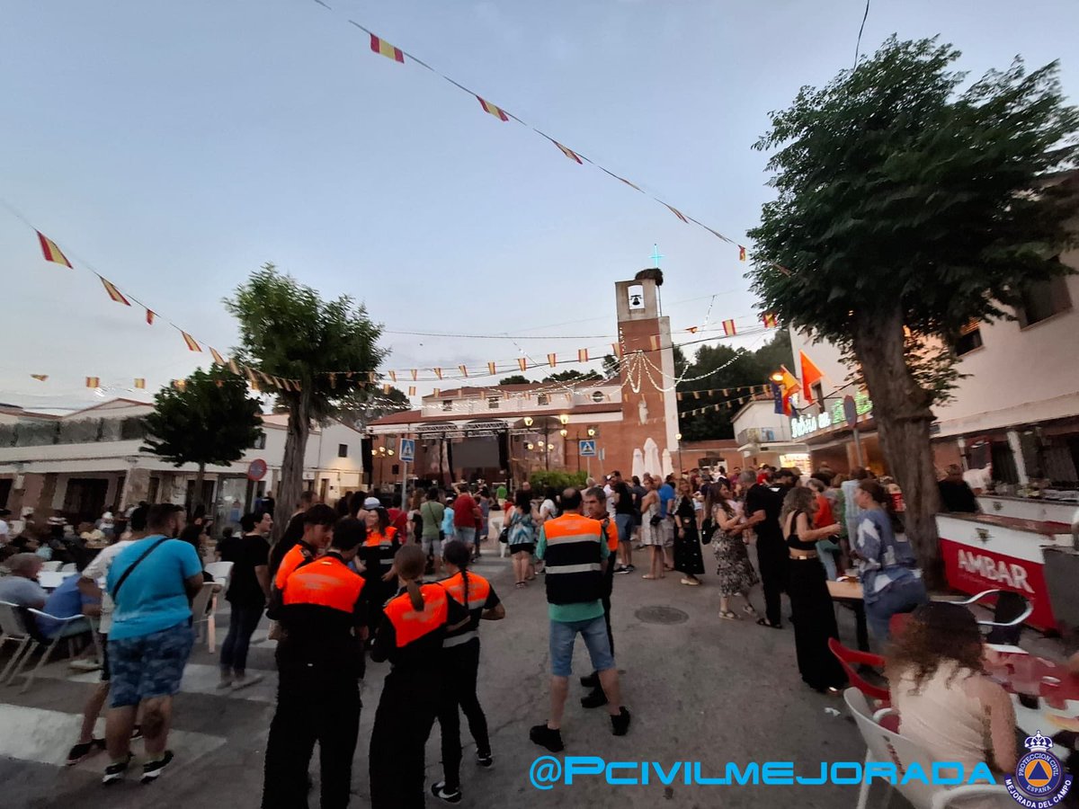 PCivilMejorada's tweet photo. Esta noche nos encontramos colaborando de servicio preventivo en #BelvisDeJarama con los compañeros de @PCivilMeco en apoyo por la celebración de las Fiestas Patronales.

#LasProtesCuentan #ManoAMano #ServicioPúblico #PorTuSeguridad. https://t.co/kLN8PxQvfu