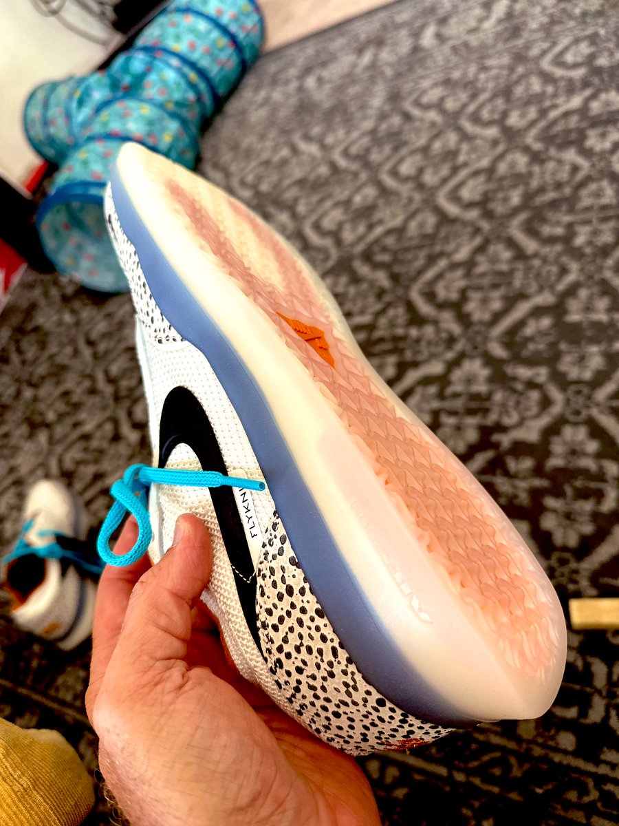 ilikeflags's tweet photo. @cj_sc00t did you get these? i’m in love. haven’t posted a #kotd in ages, but these are the perfect shoe to bring me out from under this rock. @nikesb #wearyoursneakers #nikeSB #flyknit #PS8 https://t.co/TQGNycUhFD