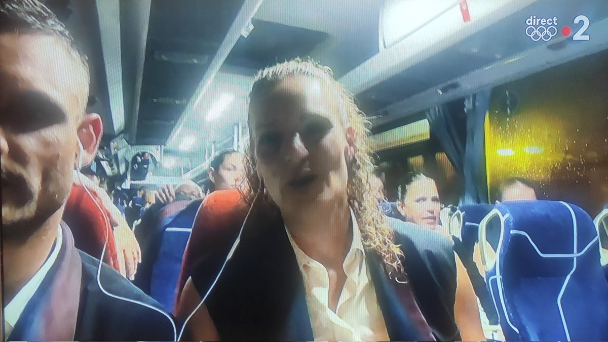 Les élèves rentrent au château. Mais je ne vois pas Karima.