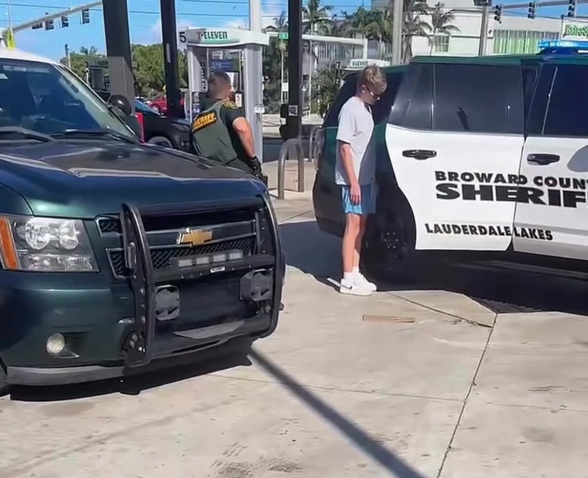 Subtrist tweet media