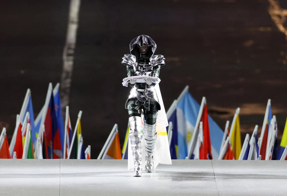 Une cavalière argentée, juchée sur un cheval métallique, a émerveillé le public en traversant la Seine lors de la cérémonie d’ouverture des Jeux olympiques de Paris. Derrière cette création spectaculaire se cache un symbole fort de l’esprit olympique.