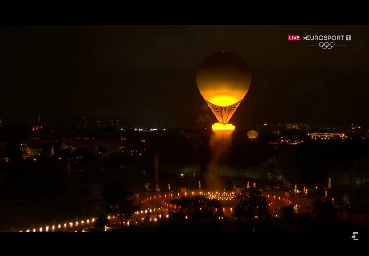 hmedbrahim's tweet photo. "Dans le ciel plus de problèmes, mon amour crois-tu qu'on s'aime" 

#loveisintheair #theolympicflame #theolympiccauldron #olympics #openingceremony #paris https://t.co/WMlaTfZDXh