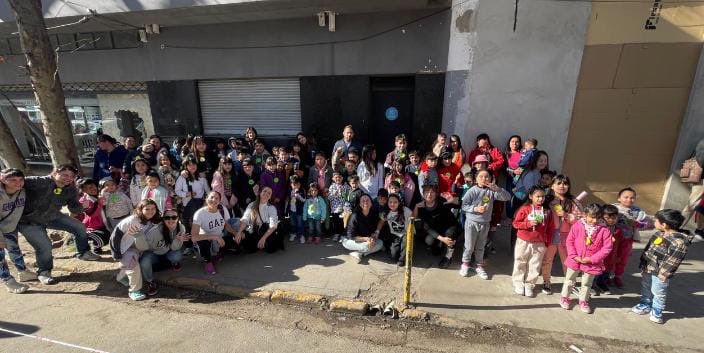 jonatanquiroga's tweet photo. FIN DE VACACIONES DE INVIERNO EN @MuniSanMiguelOK 

Gracias a todos los comedores y merenderos de San Miguel que fueron parte y llenaron las funciones de alegria 

Felicitaciones @PLazbal y a todo tu equipo

@jaimemendezh intendente
@yesicagrillo 
@alipompei 
@La_NegraMarss https://t.co/XJ1xYh3dxj