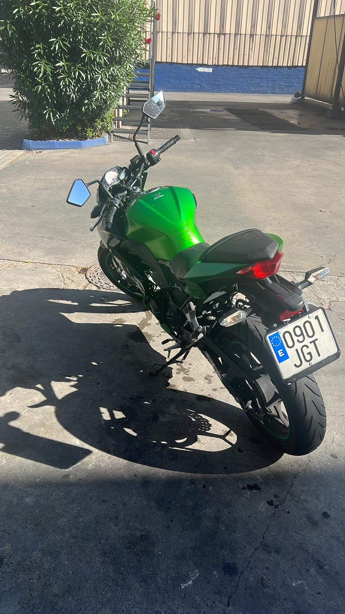 Moto robada al carrer Espronceda de Barcelona ciutat. És una Kawasaki Z300, matrícula 0901JGT. Si us plau compartiu.