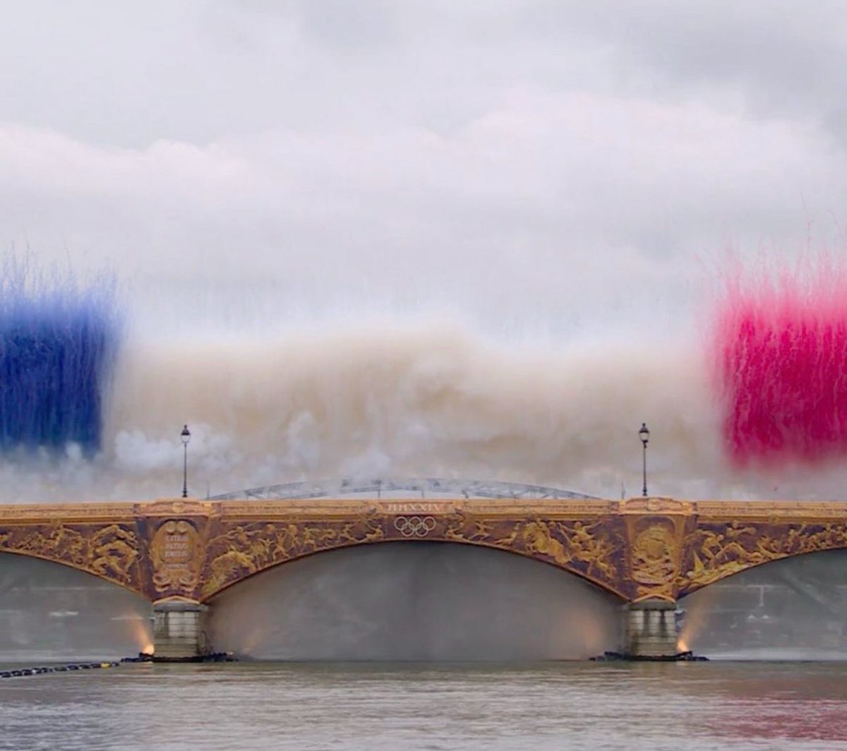 Cette cérémonie d’ouverture était une allégorie de la France d’aujourd’hui. 6 mois de négativité, d’auto-dénigrement et de polémiques absurdes. Et puis juste quand on ne s’y attend plus, une démonstration de génie et d’unité nationale 🇫🇷🇫🇷🇫🇷